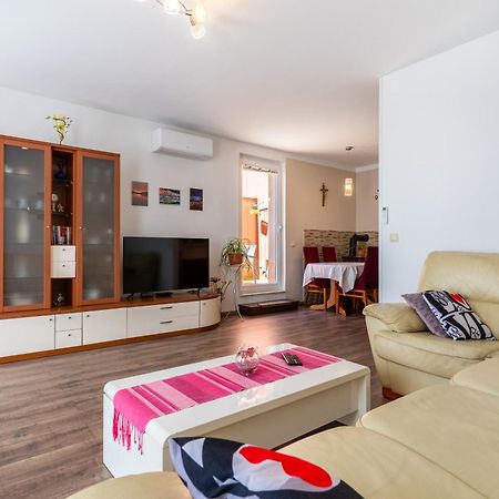 Apartman Laura Cres Bagian luar foto