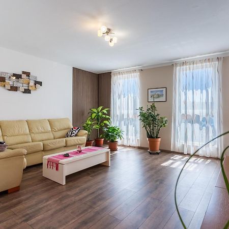 Apartman Laura Cres Bagian luar foto